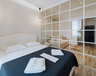 Central 1BR Apt • Walk to Main Attractions
