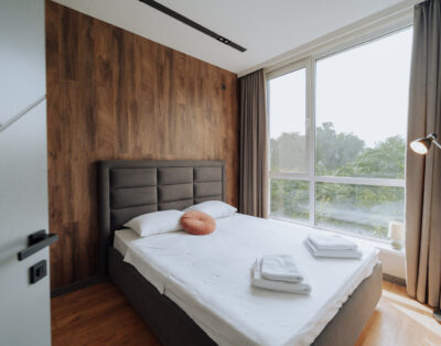Quiet 1BR Retreat – 2 min to Transit and Shops